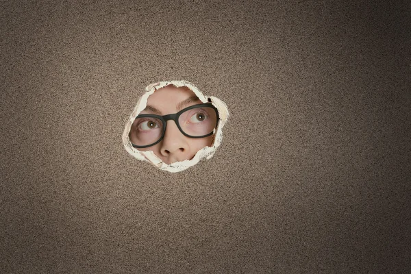 Hombre caucásico adulto medio mirando hacia otro lado del agujero de papel rasgado — Foto de Stock