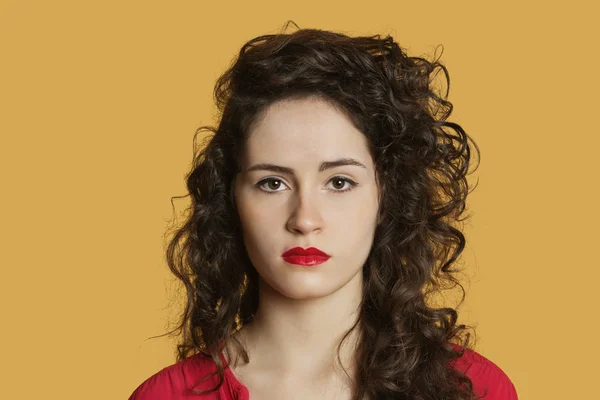 Retrato de una mujer seria con cabello negro sobre fondo de color — Foto de Stock