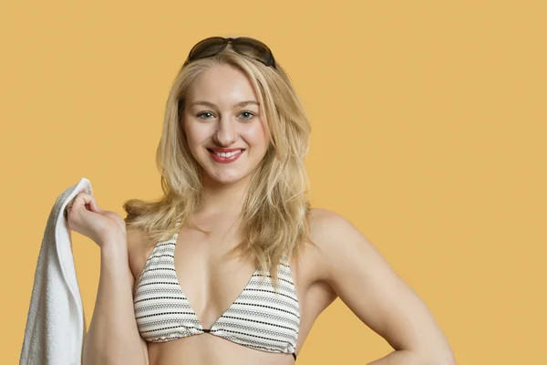 Portret van mooie jonge vrouw bikini dragen over gekleurde achtergrond — Stockfoto