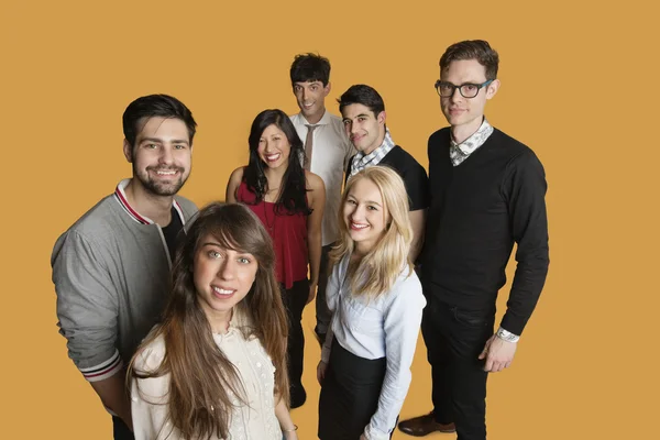 Portrait de groupe d'amis debout ensemble sur fond coloré — Photo