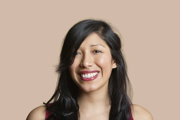 Porträt einer schönen glücklichen Frau vor farbigem Hintergrund — Stockfoto