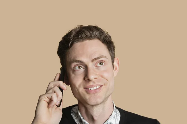 Cep telefonuna dinleme renkli arka plan üzerinde yetişkin erkek orta mutlu — Stok fotoğraf