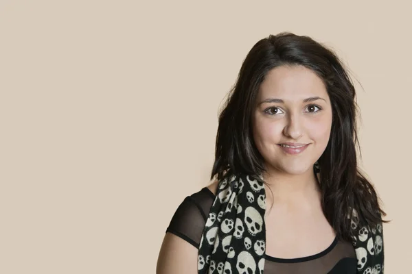 Portrait of a young woman over colored background — Stock Photo, Image