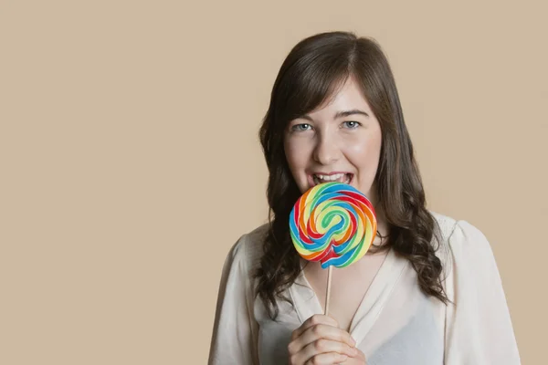 Porträt einer schönen jungen Frau mit Lutscher über farbigem Hintergrund — Stockfoto