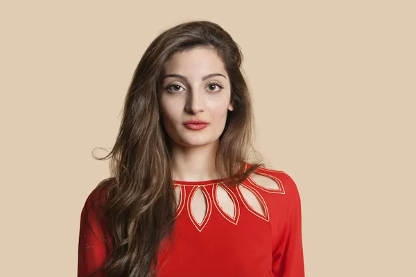 Porträt der schönen jungen Frau in Rot über farbigem Hintergrund — Stockfoto