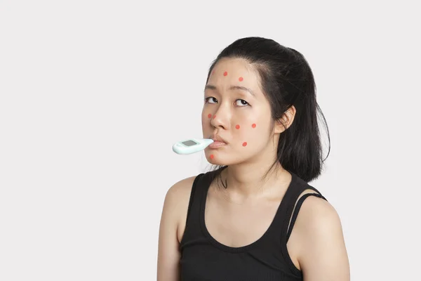 Femme avec thermomètre dans la bouche souffrant de rougeole — Photo