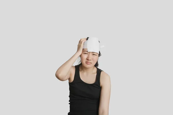 Portrait of a young female in pain with serious head injury — Stock Photo, Image