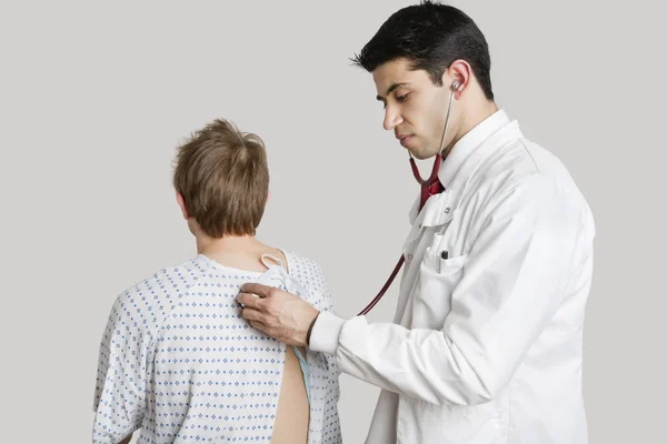 Médico indiano examinando paciente masculino — Fotografia de Stock