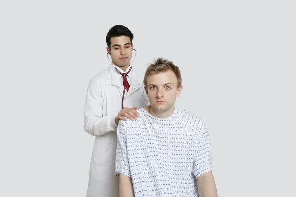 Retrato de um paciente do sexo masculino sendo tratado por um médico indiano — Fotografia de Stock