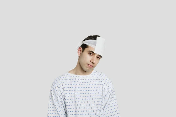 Triste patient masculin avec bandage sur la tête — Photo