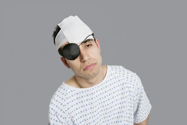 Male patient wearing an eye patch suffering from head injury — Stock Photo, Image