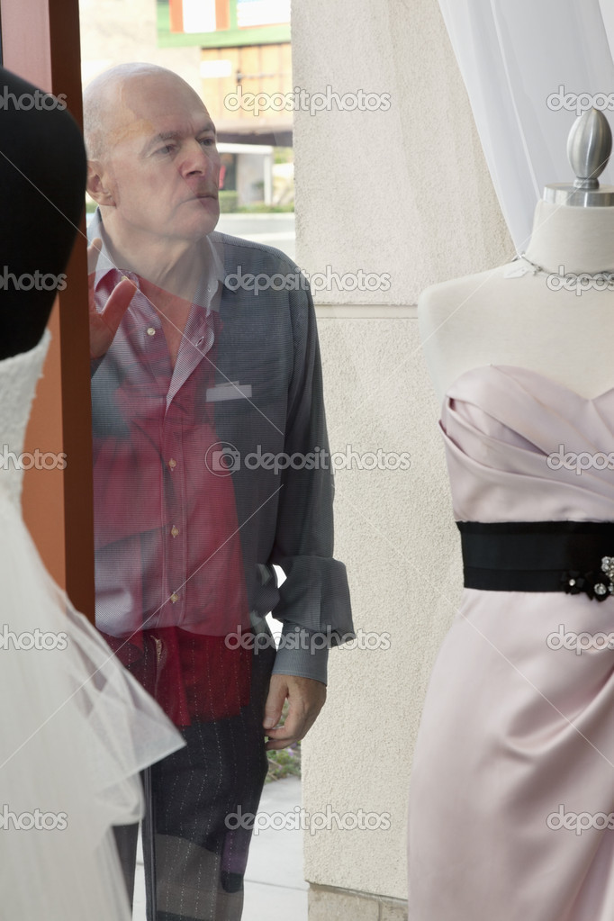 senior hombre mirando vestido de novia aparece en la ventana en la