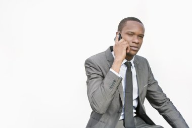 Afrika kökenli Amerikalı işadamı cep telefonu beyaz zemin söyleşmek