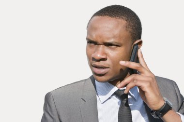 Afrika kökenli Amerikalı işadamı cep telefonuyla konuşurken uzağa arıyorsunuz