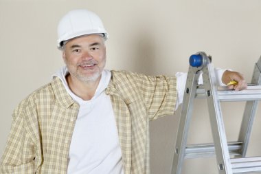 portre renkli arka plan üzerinde mutlu bir erkek yüklenicinin