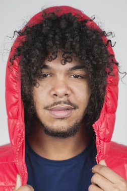 kapşonlu ceket renkli arka plan üzerinde olan genç adam portresi