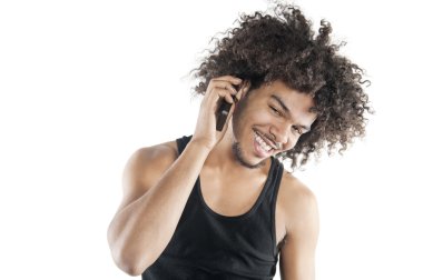 Beyaz arka plan üzerinde cep telefonu dinleme, mutlu genç bir adam portresi