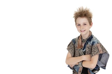 kolları beyaz arka plan üzerinde çarpı işareti olan ayakta pre-teen çocuk portresi