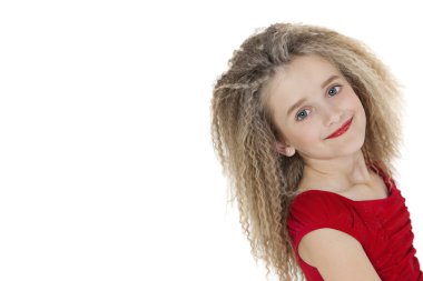 Beyaz arka plan üzerinde poz mutlu okul kız portresi