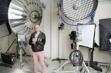 kamera ve Işık yansıtıcı Studio ile üst düzey fotoğrafçı