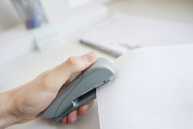 Adamın elini kağıt Office zımbalama Close-Up