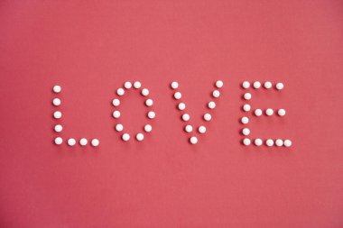 yakın çekim renkli arka plan üzerinde aşk yazım itme Pins