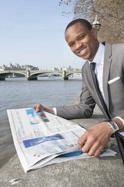 Retrato del hombre de negocios afroamericano leyendo el periódico — Foto de Stock