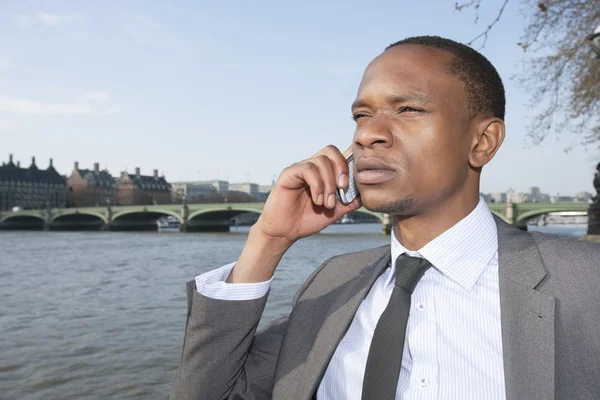 Africký americký podnikatel na volání — Stock fotografie