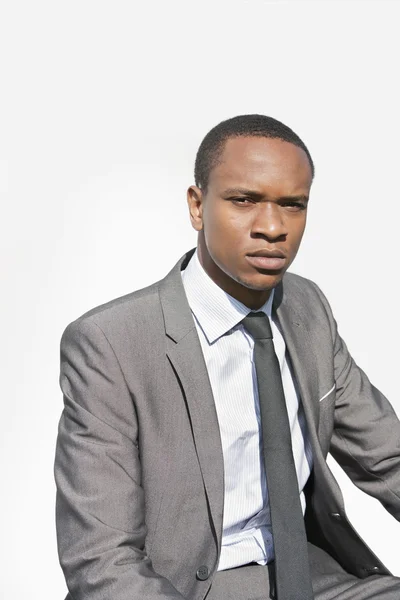 Portret van een ernstige Afro-Amerikaanse zakenman op witte achtergrond — Stockfoto
