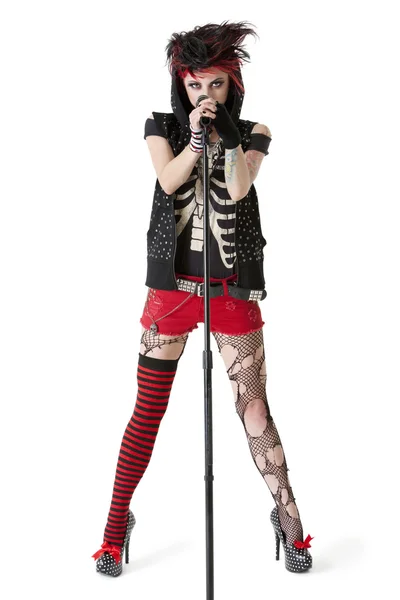 Retrato de músico punk rock feminino com microfone sobre fundo branco — Fotografia de Stock