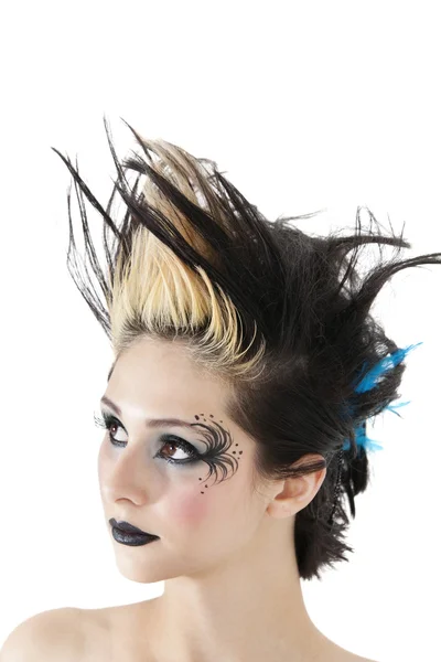Gotik kadının yüz boyama ve beyaz arka plan üzerinde çivili saç yakın çekim — Stok fotoğraf