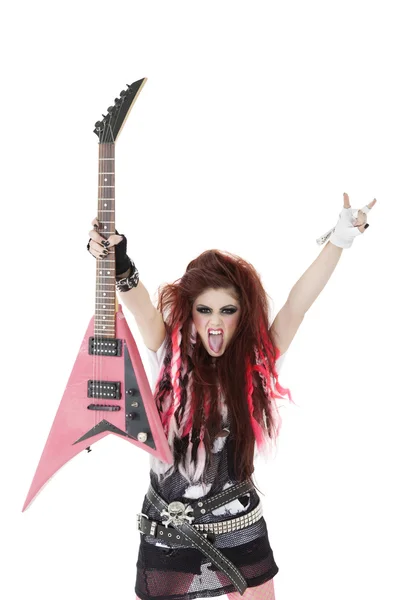 Porträtt av ung kvinna med sticker ut tungan och hålla elgitarr över vit bakgrund — Stockfoto