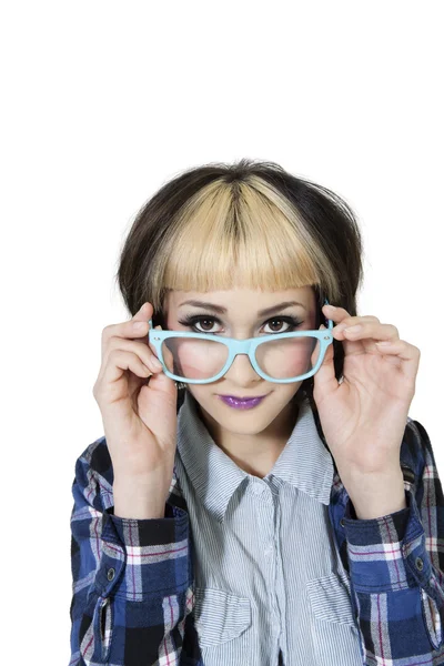 Portrait de jeune femme portant des lunettes sur fond blanc — Photo