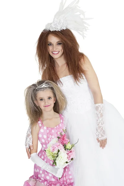 Porträt der glücklichen Braut mit Brautjungfer mit Blumenstrauß vor weißem Hintergrund — Stockfoto