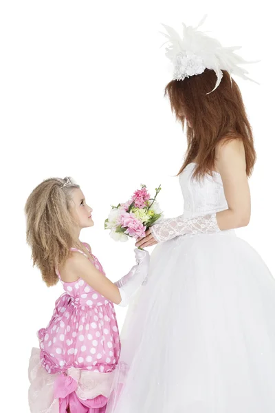 Vista laterale di sposa e damigella d'onore che si guardano mentre tengono il bouquet su sfondo bianco — Foto Stock