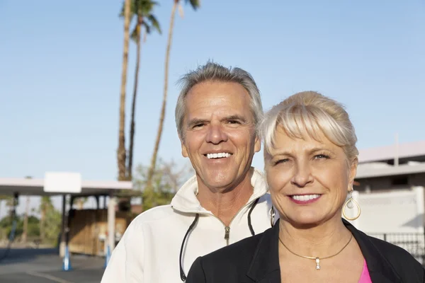 Porträt eines glücklichen, reifen Paares — Stockfoto