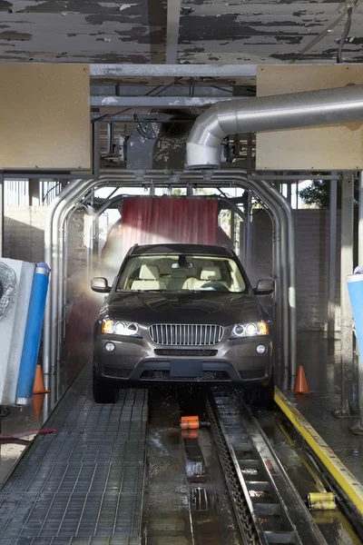 Motorového vozidla procházející mytí aut — Stock fotografie