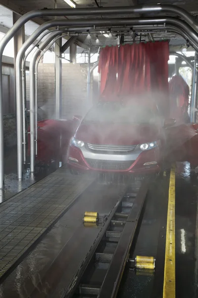 Pojazdu na Przenośnik taśmowy ruchu poprzez proces mycia samochodów — Zdjęcie stockowe