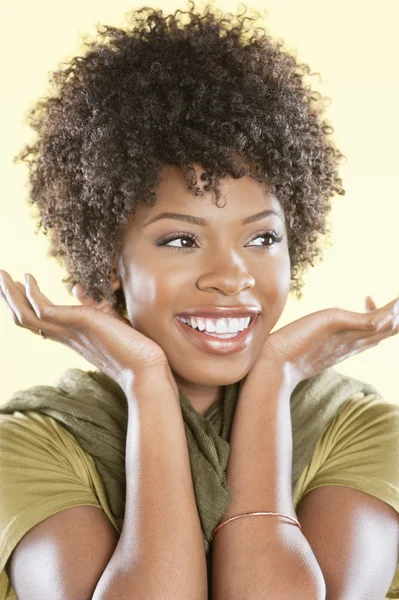 Feliz mulher afro-americana olhando para longe sobre fundo colorido — Fotografia de Stock