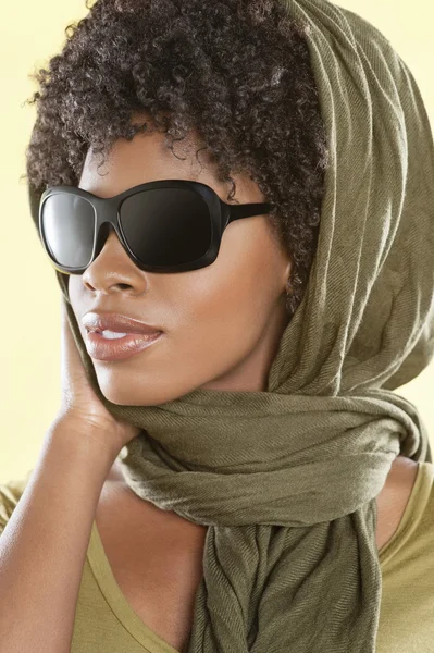 Amerikansk kvinna som bär solglasögon med stal över huvudet — Stockfoto