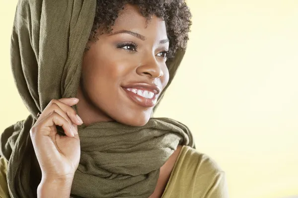 Mujer afroamericana feliz con una estola en la cabeza mirando hacia otro lado — Foto de Stock