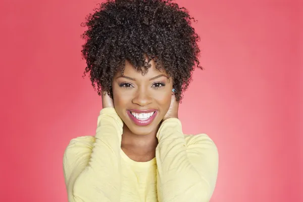 eller üzerinde kulakları ile neşeli bir Afrikalı-Amerikalı kadın portresi