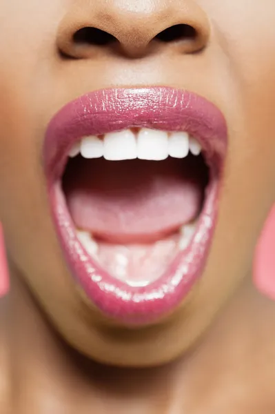 Afrikalı-Amerikalı kadın ağzı ile ayrıntılı çekim açın — Stok fotoğraf