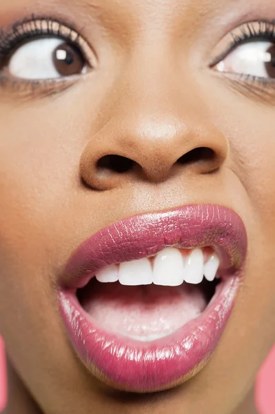 Przycięcia obrazu wstrząśnięty młoda kobieta z czerwonymi ustami, patrząc na jej stronie — Zdjęcie stockowe