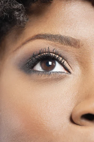 Beskuren bild av amerikansk kvinna med ögonmakeup — Stockfoto