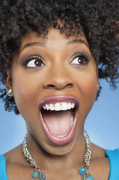 Mulher afro-americana surpreso olhando para longe com a boca aberta — Fotografia de Stock