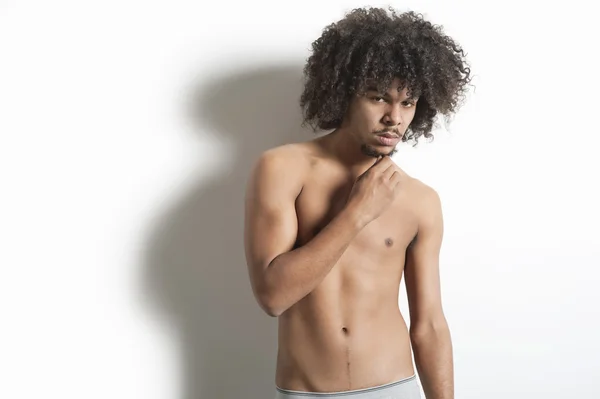 Portrét shirtless mladého muže nad bílým pozadím — Stock fotografie