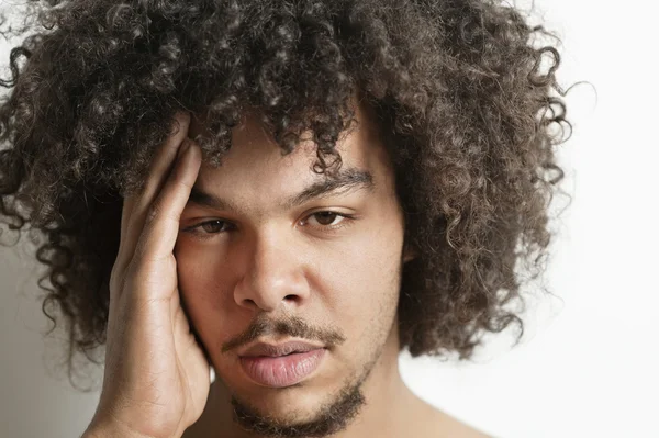 Porträtt av ung man har huvudvärk över vit bakgrund — Stockfoto