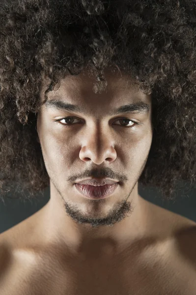 Retrato de un joven confiado — Foto de Stock