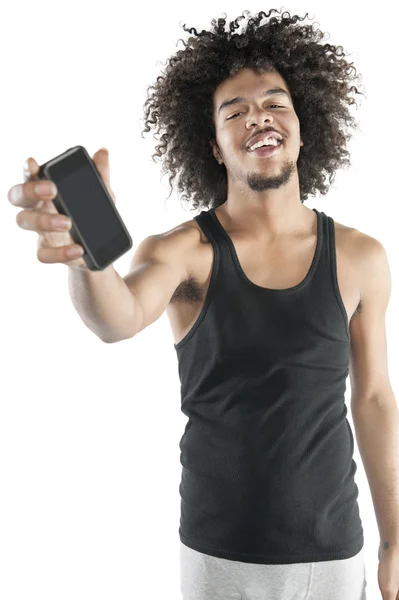 Portrait d'un jeune homme heureux montrant téléphone portable sur fond blanc — Photo